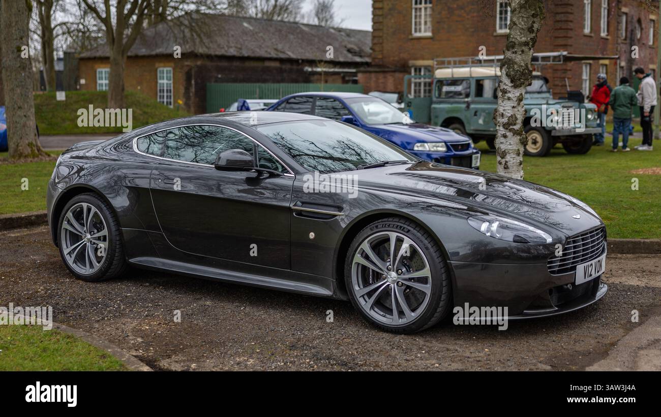 2013 Aston Martin V12 Vantage, ausgestellt auf der Bicester Heritage Assembly am 16. März 2025. Stockfoto