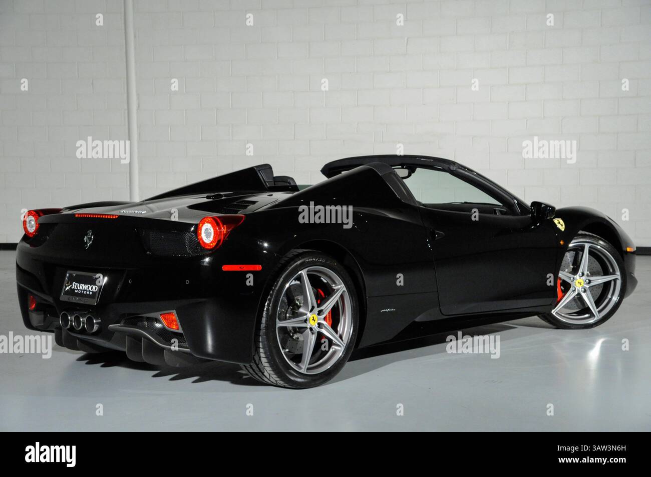 April 2016: 2015 Black Ferrari Spider 458 (Foto: © Albert Pena/CSM Via ZUMA Wire) Stockfoto