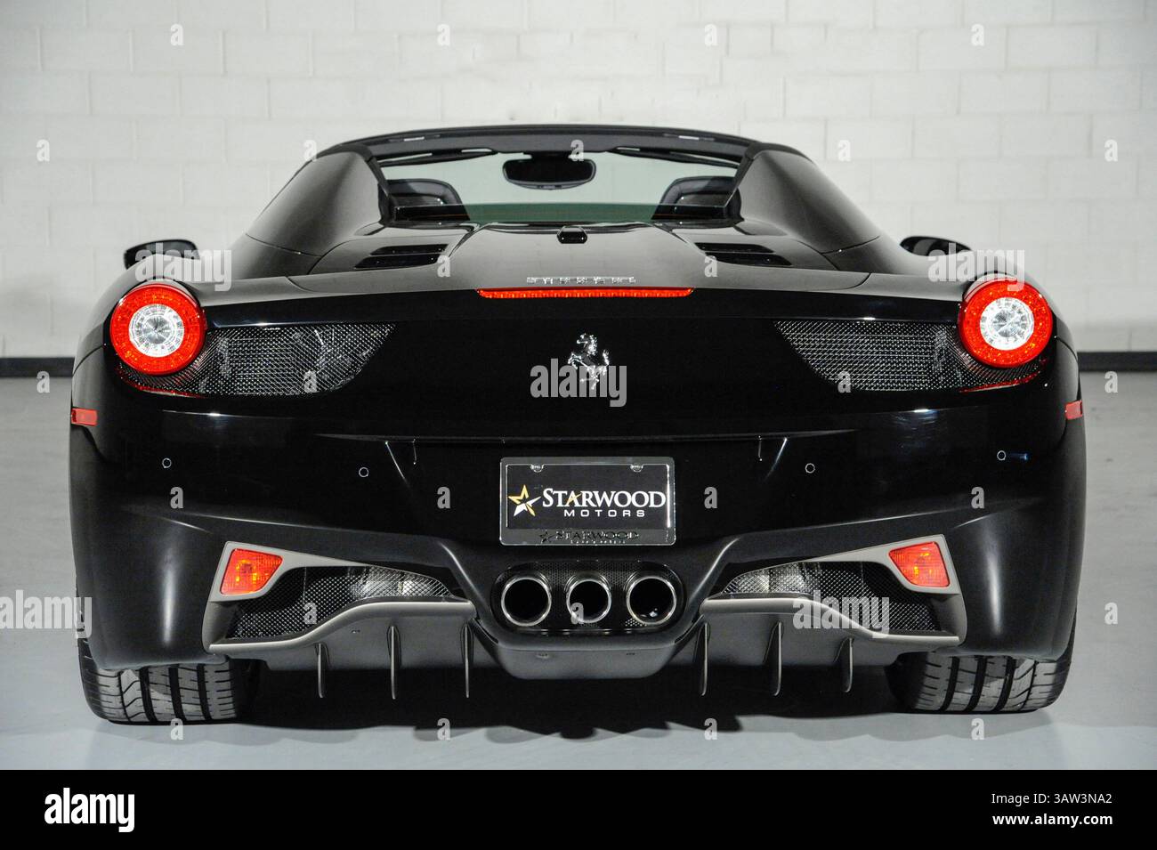 April 2016: 2015 Black Ferrari Spider 458 (Foto: © Albert Pena/CSM Via ZUMA Wire) Stockfoto