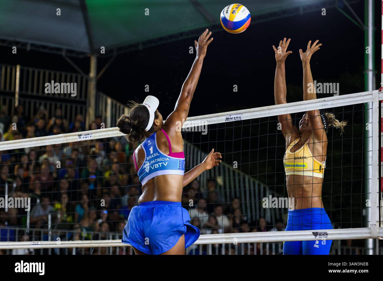 Brasília, DF - 18.04.2025: BEACH pro TOUR ELITE 16 IN BRASILIA - Ana Patrícia und Duda (BRA) treffen Thamela und Victoria (BRA) während der BEACH pro TOUR - ELITE 16 - BRASILIA im Sarah Kubitschek City Park in Brasília, DF. (Foto: Wagner Araújo/Fotoarena) Foto Arena LTDA/Alamy Live News Stockfoto