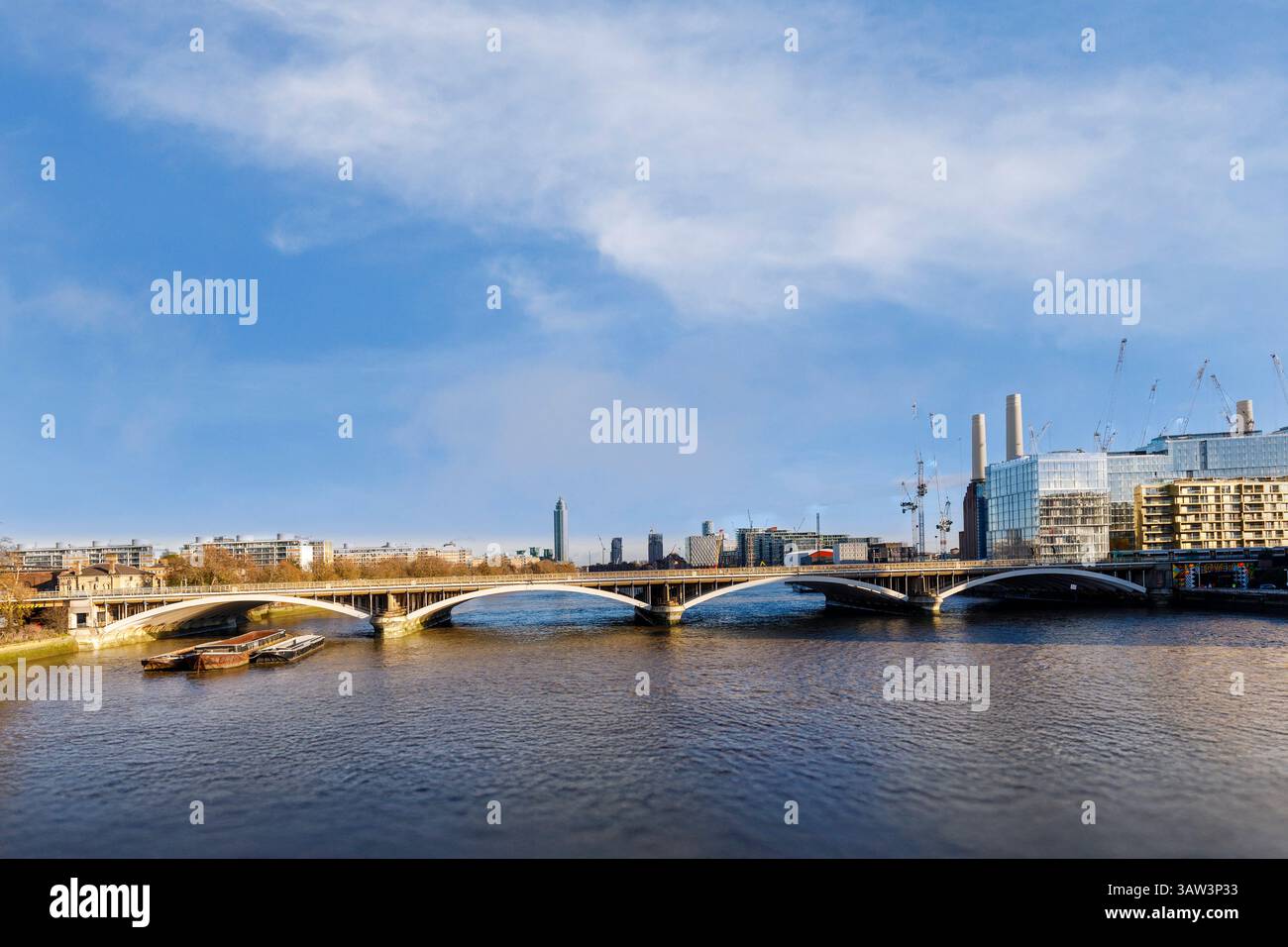 Eisenbahnbrücke von Grosvenor über die Themse mit Battersea Power Station, London, England, Großbritannien Stockfoto