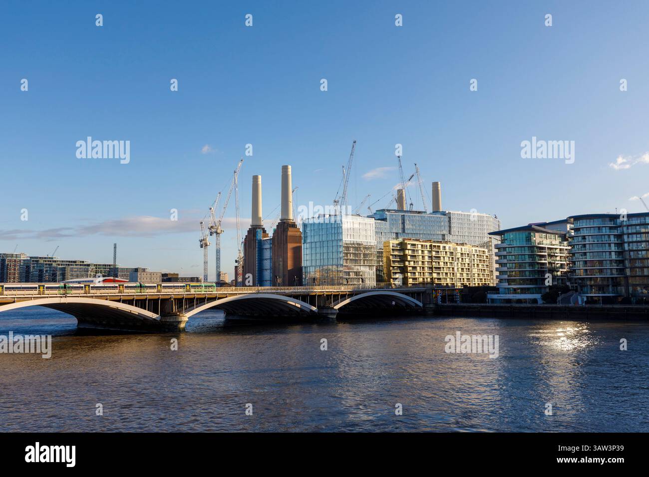 Eisenbahnbrücke von Grosvenor über die Themse mit Battersea Power Station, London, England, Großbritannien Stockfoto
