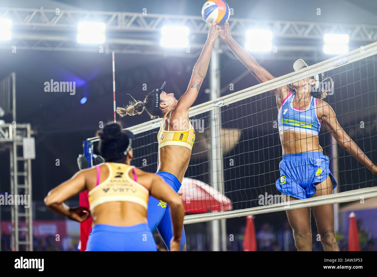 Brasília, DF - 18.04.2025: BEACH pro TOUR ELITE 16 IN BRASILIA - Ana Patrícia und Duda (BRA) treffen Thamela und Victoria (BRA) während der BEACH pro TOUR - ELITE 16 - BRASILIA im Sarah Kubitschek City Park in Brasília, DF. (Foto: Wagner Araújo/Fotoarena) Foto Arena LTDA/Alamy Live News Stockfoto