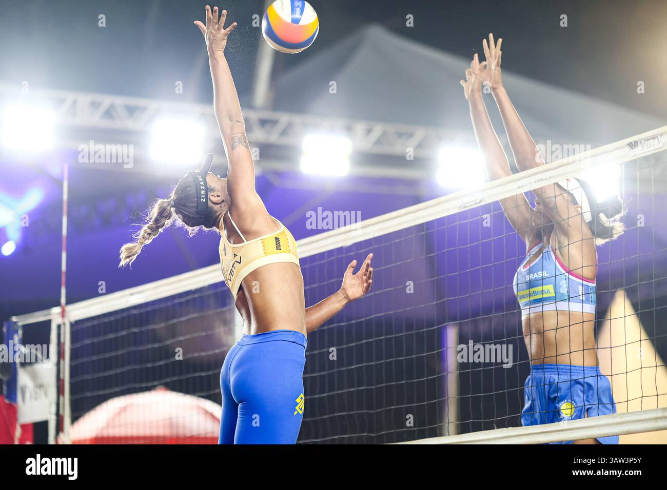Brasília, DF - 18.04.2025: BEACH pro TOUR ELITE 16 IN BRASILIA - Ana Patrícia und Duda (BRA) treffen Thamela und Victoria (BRA) während der BEACH pro TOUR - ELITE 16 - BRASILIA im Sarah Kubitschek City Park in Brasília, DF. (Foto: Wagner Araújo/Fotoarena) Foto Arena LTDA/Alamy Live News Stockfoto