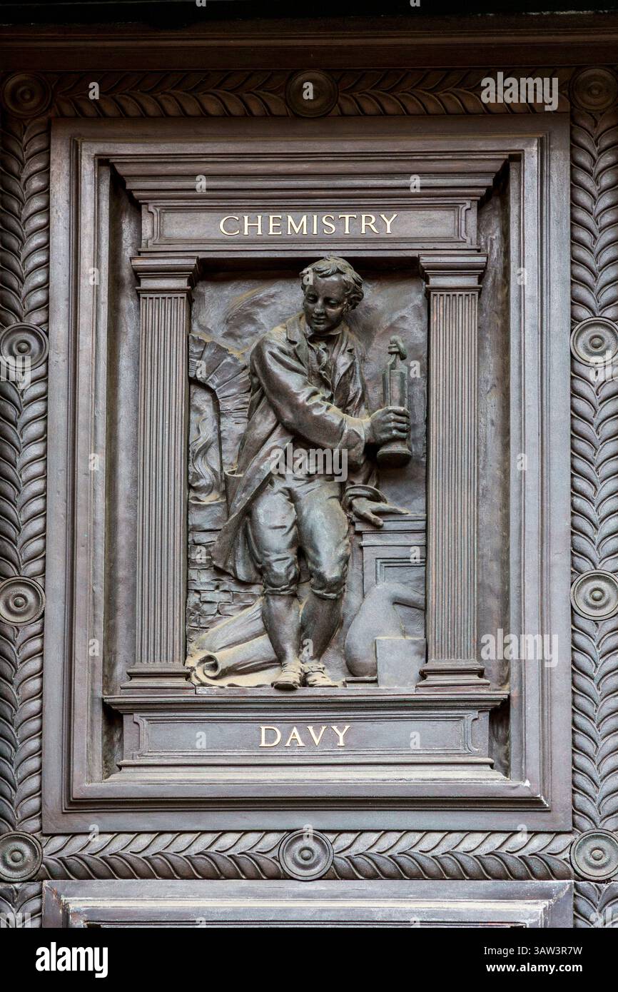 Geschnitzte Figur von Sir Humphry Davy im Innenhof, Victoria and Albert Museum, Kensington, London Stockfoto