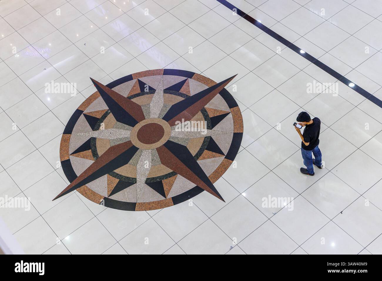Fußbodengestaltung und Person, Einkaufszentrum, Miri, Malaysia Stockfoto