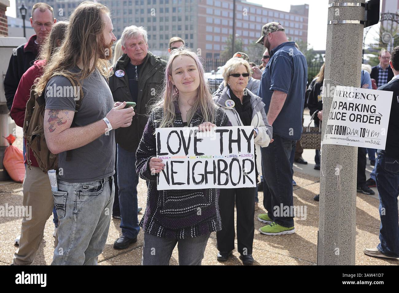 11. März 2016 – St. Louis, Missouri, USA – Ein Trump-Anhänger hält ein Love Thy Neighbor-Schild hoch, während er in der Schlange für eine Kundgebung in der Innenstadt von St. Louis, Missouri, wartet. (Bild: © Steve Pellegrino via ZUMA Wire) Stockfoto