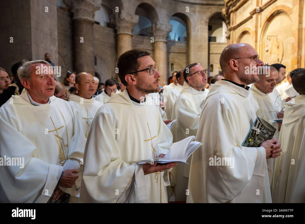 Katholische Messe an Gruendonnerstag 17.04.2025 in der Grabeskirche in Jerusalem mit Fusswaschungen und Prozession in der Kirche um den Salbungsstein Christi. Die Messe wurde von Erzbischof Pierbattista Pizzaballa gefeiert. Er hat auch die Fusswaschungen gemacht. Vor der Kapelle, die als Ort der Auferstehung Jesu gilt, leitete der Lateinische Patriarch von Jerusalem, Erzbischof Pierbattista Pizzaballa, die Auferstehungsfeier. *** Katholische Messe am Heiligen Donnerstag 17 04 2025 in der Grabeskirche in Jerusalem mit Fußwäsche und Prozession in der Kirche um die Kirche herum Stockfoto