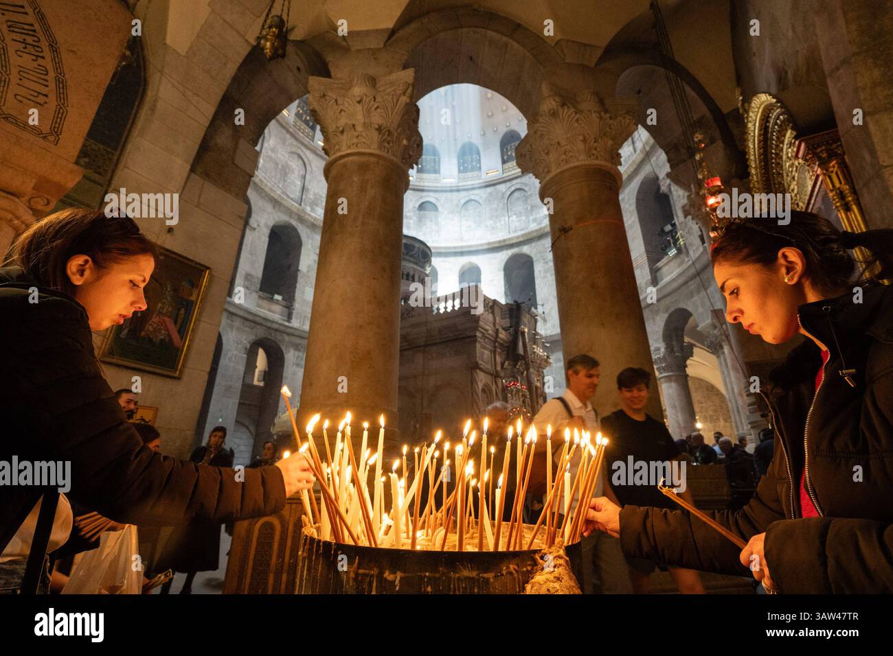 Katholische Messe an Gruendonnerstag 17.04.2025 in der Grabeskirche in Jerusalem mit Fusswaschungen und Prozession in der Kirche um den Salbungsstein Christi. Die Messe wurde von Erzbischof Pierbattista Pizzaballa gefeiert. Er hat auch die Fusswaschungen gemacht. Vor der Kapelle, die als Ort der Auferstehung Jesu gilt, leitete der Lateinische Patriarch von Jerusalem, Erzbischof Pierbattista Pizzaballa, die Auferstehungsfeier. *** Katholische Messe am Heiligen Donnerstag 17 04 2025 in der Grabeskirche in Jerusalem mit Fußwäsche und Prozession in der Kirche um die Kirche herum Stockfoto