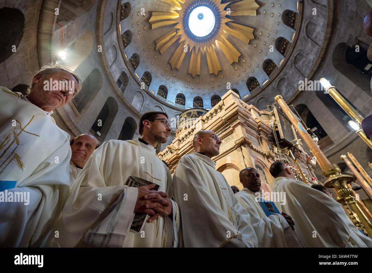 Katholische Messe an Gruendonnerstag 17.04.2025 in der Grabeskirche in Jerusalem mit Fusswaschungen und Prozession in der Kirche um den Salbungsstein Christi. Die Messe wurde von Erzbischof Pierbattista Pizzaballa gefeiert. Er hat auch die Fusswaschungen gemacht. Vor der Kapelle, die als Ort der Auferstehung Jesu gilt, leitete der Lateinische Patriarch von Jerusalem, Erzbischof Pierbattista Pizzaballa, die Auferstehungsfeier. *** Katholische Messe am Heiligen Donnerstag 17 04 2025 in der Grabeskirche in Jerusalem mit Fußwäsche und Prozession in der Kirche um die Kirche herum Stockfoto