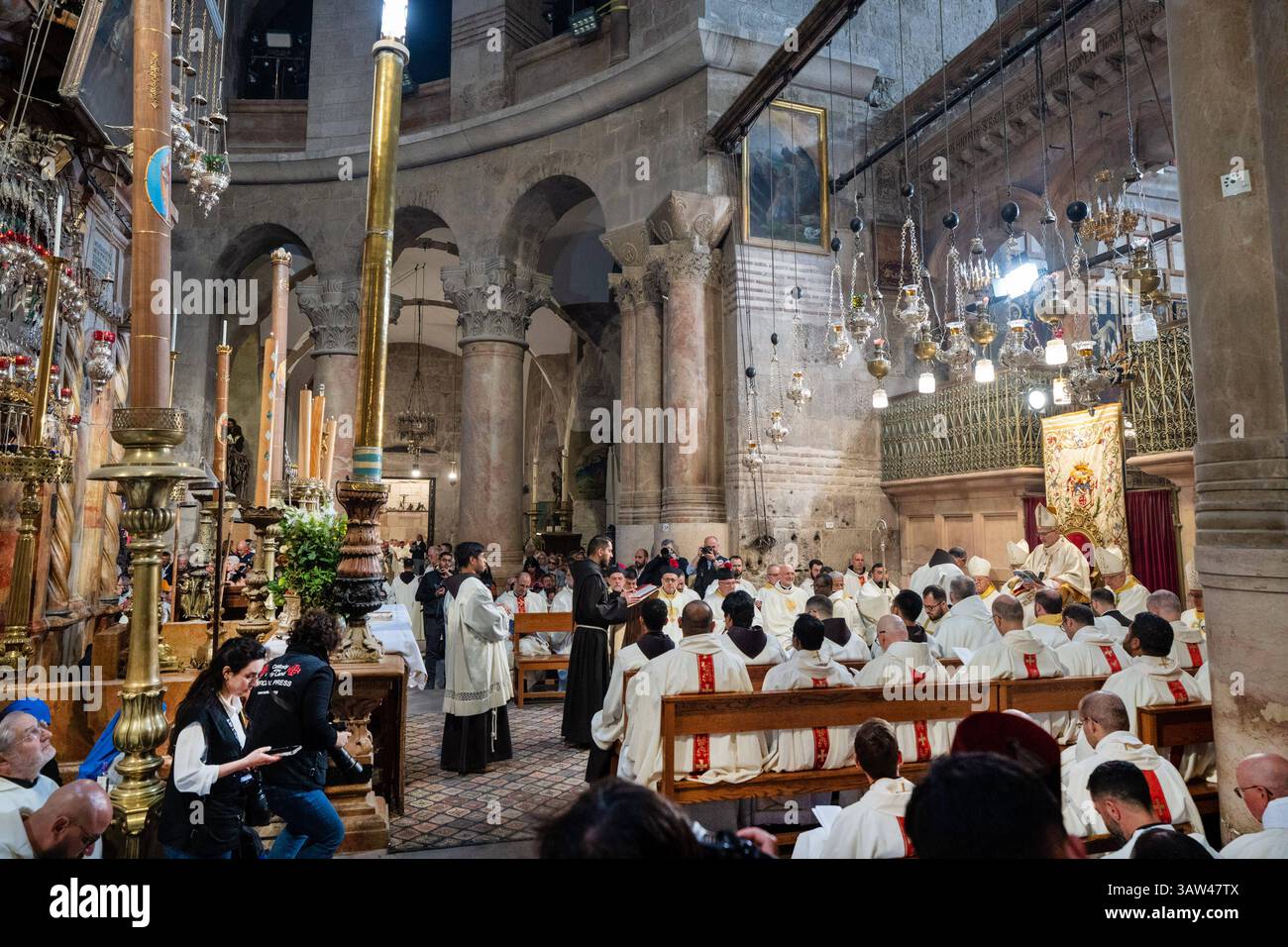 Katholische Messe an Gruendonnerstag 17.04.2025 in der Grabeskirche in Jerusalem mit Fusswaschungen und Prozession in der Kirche um den Salbungsstein Christi. Die Messe wurde von Erzbischof Pierbattista Pizzaballa gefeiert. Er hat auch die Fusswaschungen gemacht. Vor der Kapelle, die als Ort der Auferstehung Jesu gilt, leitete der Lateinische Patriarch von Jerusalem, Erzbischof Pierbattista Pizzaballa, die Auferstehungsfeier. *** Katholische Messe am Heiligen Donnerstag 17 04 2025 in der Grabeskirche in Jerusalem mit Fußwäsche und Prozession in der Kirche um die Kirche herum Stockfoto
