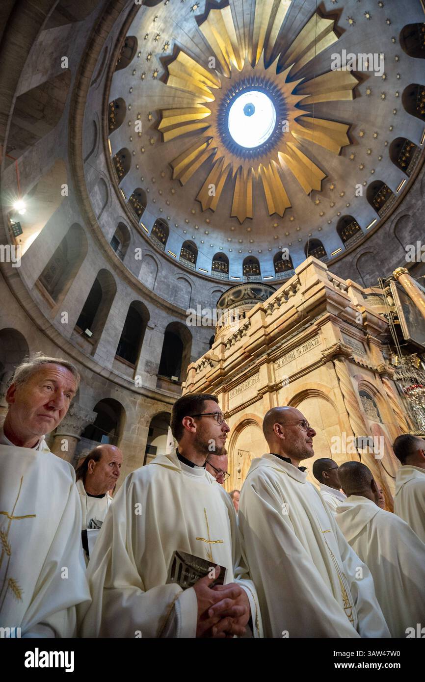 Katholische Messe an Gruendonnerstag 17.04.2025 in der Grabeskirche in Jerusalem mit Fusswaschungen und Prozession in der Kirche um den Salbungsstein Christi. Die Messe wurde von Erzbischof Pierbattista Pizzaballa gefeiert. Er hat auch die Fusswaschungen gemacht. Vor der Kapelle, die als Ort der Auferstehung Jesu gilt, leitete der Lateinische Patriarch von Jerusalem, Erzbischof Pierbattista Pizzaballa, die Auferstehungsfeier. *** Katholische Messe am Heiligen Donnerstag 17 04 2025 in der Grabeskirche in Jerusalem mit Fußwäsche und Prozession in der Kirche um die Kirche herum Stockfoto