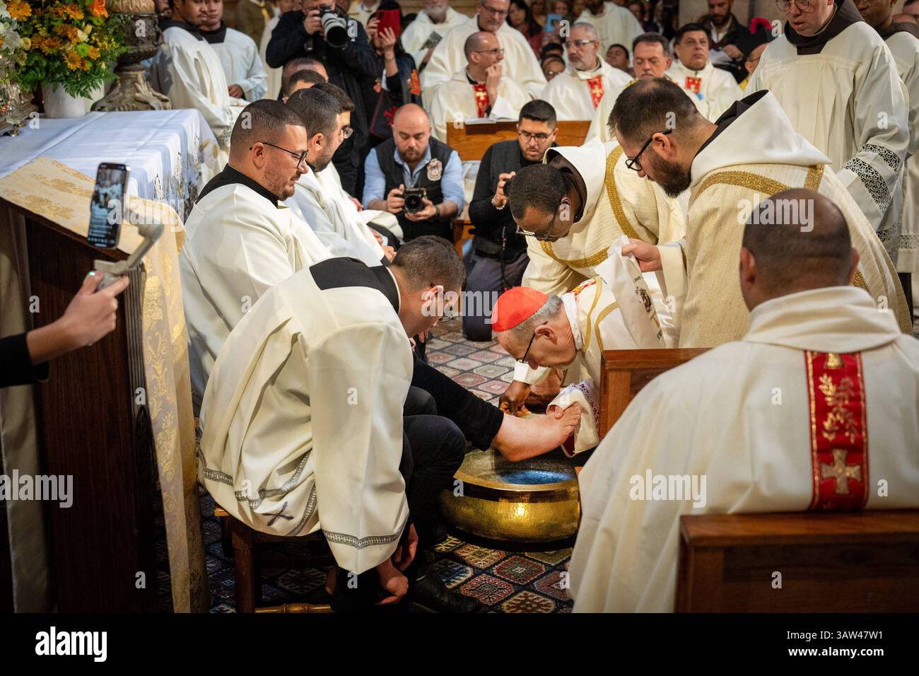 Katholische Messe an Gruendonnerstag 17.04.2025 in der Grabeskirche in Jerusalem mit Fusswaschungen und Prozession in der Kirche um den Salbungsstein Christi. Die Messe wurde von Erzbischof Pierbattista Pizzaballa M. feiert. Er hat auch die Fusswaschungen gemacht. Vor der Kapelle, die als Ort der Auferstehung Jesu gilt, leitete der Lateinische Patriarch von Jerusalem, Erzbischof Pierbattista Pizzaballa, die Auferstehungsfeier. *** Katholische Messe am Heiligen Donnerstag 17 04 2025 in der Grabeskirche in Jerusalem mit Fußwäsche und Prozession in der Kirche um die Kirche herum Stockfoto