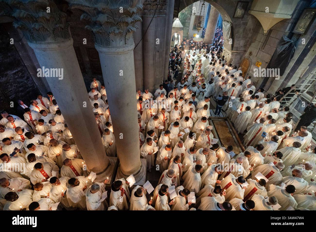 Katholische Messe an Gruendonnerstag 17.04.2025 in der Grabeskirche in Jerusalem mit Fusswaschungen und Prozession in der Kirche um den Salbungsstein Christi. Die Messe wurde von Erzbischof Pierbattista Pizzaballa gefeiert. Er hat auch die Fusswaschungen gemacht. Vor der Kapelle, die als Ort der Auferstehung Jesu gilt, leitete der Lateinische Patriarch von Jerusalem, Erzbischof Pierbattista Pizzaballa, die Auferstehungsfeier. *** Katholische Messe am Heiligen Donnerstag 17 04 2025 in der Grabeskirche in Jerusalem mit Fußwäsche und Prozession in der Kirche um die Kirche herum Stockfoto