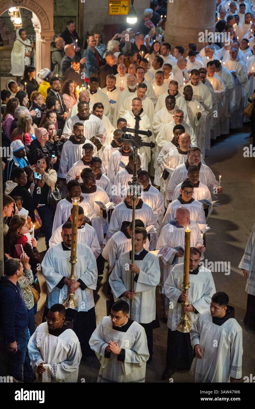 Katholische Messe an Gruendonnerstag 17.04.2025 in der Grabeskirche in Jerusalem mit Fusswaschungen und Prozession in der Kirche um den Salbungsstein Christi. Die Messe wurde von Erzbischof Pierbattista Pizzaballa gefeiert. Er hat auch die Fusswaschungen gemacht. Vor der Kapelle, die als Ort der Auferstehung Jesu gilt, leitete der Lateinische Patriarch von Jerusalem, Erzbischof Pierbattista Pizzaballa, die Auferstehungsfeier. *** Katholische Messe am Heiligen Donnerstag 17 04 2025 in der Grabeskirche in Jerusalem mit Fußwäsche und Prozession in der Kirche um die Kirche herum Stockfoto