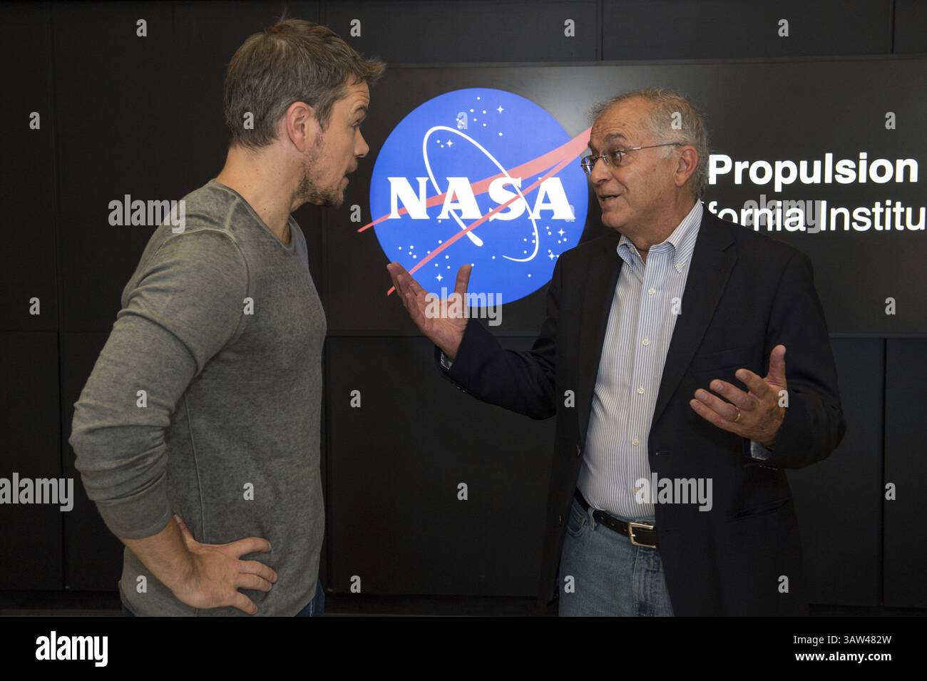 19. August 2015 – Pasadena, Kalifornien, Vereinigte Staaten von Amerika – der Schauspieler Matt Damon wird am 18. August 2015 bei einem Besuch des Jet Propulsion Laboratory von Charles Elachi in Pasadena, Kalifornien, begrüßt. Damon spielt die Rolle des Astronauten Mark Watney in dem Film Ã’The Martian,Ã“ und besuchte mit Wissenschaftlern und Ingenieuren der NASA, die als technische Berater für den Film fungierten. (Kreditbild: © Bill Ingalls/NASA/ZUMAPRESS.com) Stockfoto