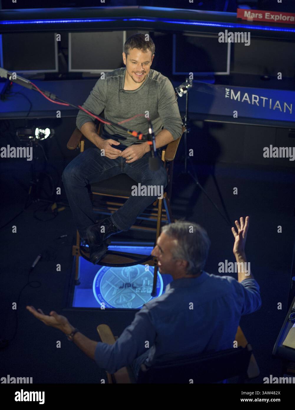 19. August 2015: Pasadena, Kalifornien, Vereinigte Staaten von Amerika, Schauspieler Matt Damon während eines Besuchs im Jet Propulsion Laboratory am 18. August 2015 in Pasadena, Kalifornien. Damon spielt die Rolle des Astronauten Mark Watney in dem Film Ã’The Martian,Ã“ und besuchte mit Wissenschaftlern und Ingenieuren der NASA, die als technische Berater für den Film fungierten. (Kreditbild: © Bill Ingalls/NASA/ZUMAPRESS.com) Stockfoto