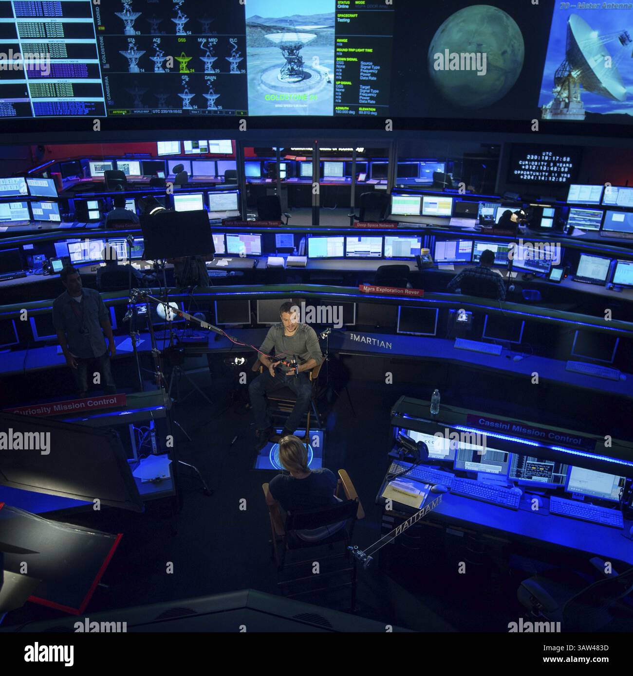 19. August 2015 – Pasadena, Kalifornien, USA – Schauspieler Matt Damon sitzt in der Mission Control für ein Interview während eines Besuchs im Jet Propulsion Laboratory am 18. August 2015 in Pasadena, Kalifornien. Damon spielt die Rolle des Astronauten Mark Watney in dem Film Ã’The Martian,Ã“ und besuchte mit Wissenschaftlern und Ingenieuren der NASA, die als technische Berater für den Film fungierten. (Kreditbild: © Bill Ingalls/NASA/ZUMAPRESS.com) Stockfoto