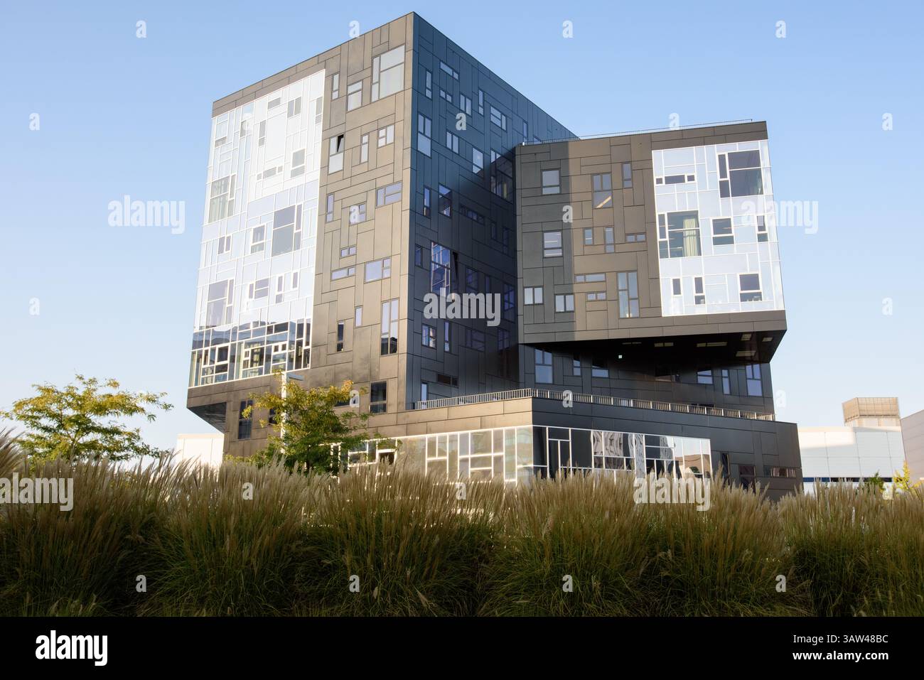 Modernes Gebäude mit modularer Architektur mit versetzten Volumen und Glasfassade Stockfoto