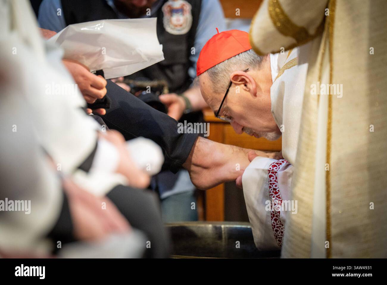 Katholische Messe an Gruendonnerstag 17.04.2025 in der Grabeskirche in Jerusalem mit Fusswaschungen und Prozession in der Kirche um den Salbungsstein Christi. Die Messe wurde von Erzbischof Pierbattista Pizzaballa M. feiert. Er hat auch die Fusswaschungen gemacht. Vor der Kapelle, die als Ort der Auferstehung Jesu gilt, leitete der Lateinische Patriarch von Jerusalem, Erzbischof Pierbattista Pizzaballa, die Auferstehungsfeier. *** Katholische Messe am Heiligen Donnerstag 17 04 2025 in der Grabeskirche in Jerusalem mit Fußwäsche und Prozession in der Kirche um die Kirche herum Stockfoto