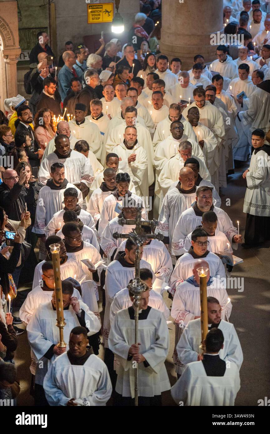 Katholische Messe an Gruendonnerstag 17.04.2025 in der Grabeskirche in Jerusalem mit Fusswaschungen und Prozession in der Kirche um den Salbungsstein Christi. Die Messe wurde von Erzbischof Pierbattista Pizzaballa gefeiert. Er hat auch die Fusswaschungen gemacht. Vor der Kapelle, die als Ort der Auferstehung Jesu gilt, leitete der Lateinische Patriarch von Jerusalem, Erzbischof Pierbattista Pizzaballa, die Auferstehungsfeier. *** Katholische Messe am Heiligen Donnerstag 17 04 2025 in der Grabeskirche in Jerusalem mit Fußwäsche und Prozession in der Kirche um die Kirche herum Stockfoto