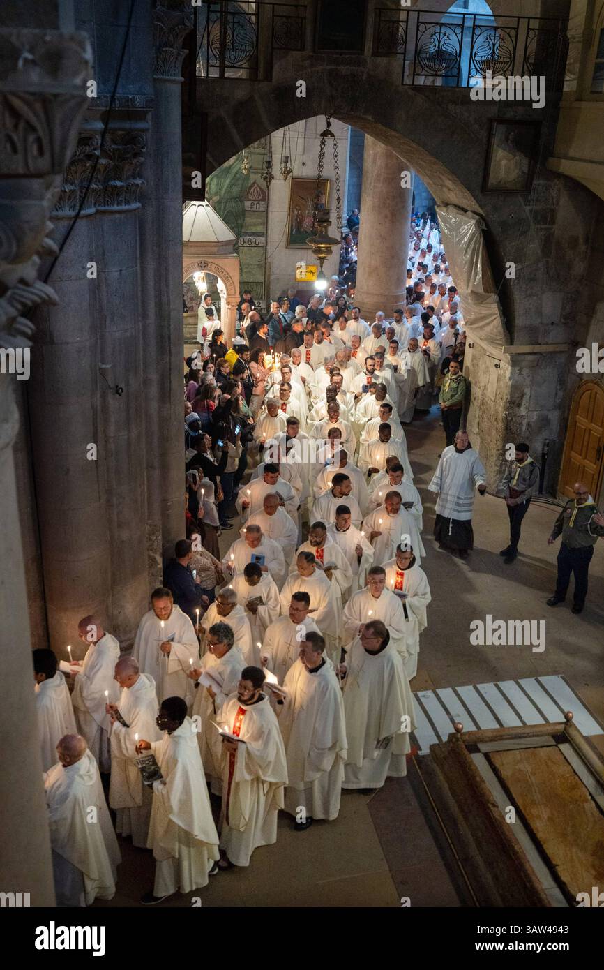 Katholische Messe an Gruendonnerstag 17.04.2025 in der Grabeskirche in Jerusalem mit Fusswaschungen und Prozession in der Kirche um den Salbungsstein Christi. Die Messe wurde von Erzbischof Pierbattista Pizzaballa gefeiert. Er hat auch die Fusswaschungen gemacht. Vor der Kapelle, die als Ort der Auferstehung Jesu gilt, leitete der Lateinische Patriarch von Jerusalem, Erzbischof Pierbattista Pizzaballa, die Auferstehungsfeier. *** Katholische Messe am Heiligen Donnerstag 17 04 2025 in der Grabeskirche in Jerusalem mit Fußwäsche und Prozession in der Kirche um die Kirche herum Stockfoto