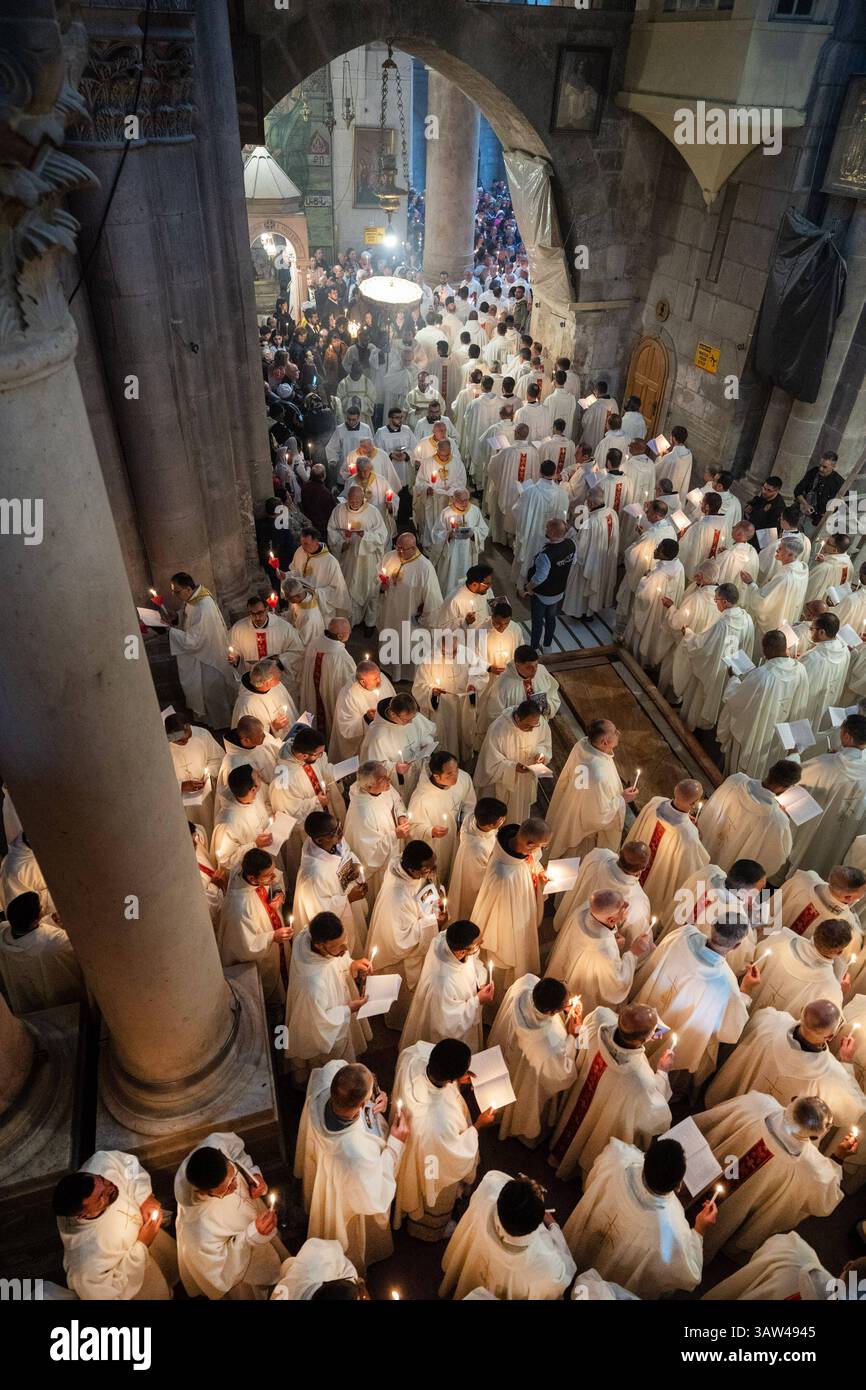 Katholische Messe an Gruendonnerstag 17.04.2025 in der Grabeskirche in Jerusalem mit Fusswaschungen und Prozession in der Kirche um den Salbungsstein Christi. Die Messe wurde von Erzbischof Pierbattista Pizzaballa gefeiert. Er hat auch die Fusswaschungen gemacht. Vor der Kapelle, die als Ort der Auferstehung Jesu gilt, leitete der Lateinische Patriarch von Jerusalem, Erzbischof Pierbattista Pizzaballa, die Auferstehungsfeier. *** Katholische Messe am Heiligen Donnerstag 17 04 2025 in der Grabeskirche in Jerusalem mit Fußwäsche und Prozession in der Kirche um die Kirche herum Stockfoto