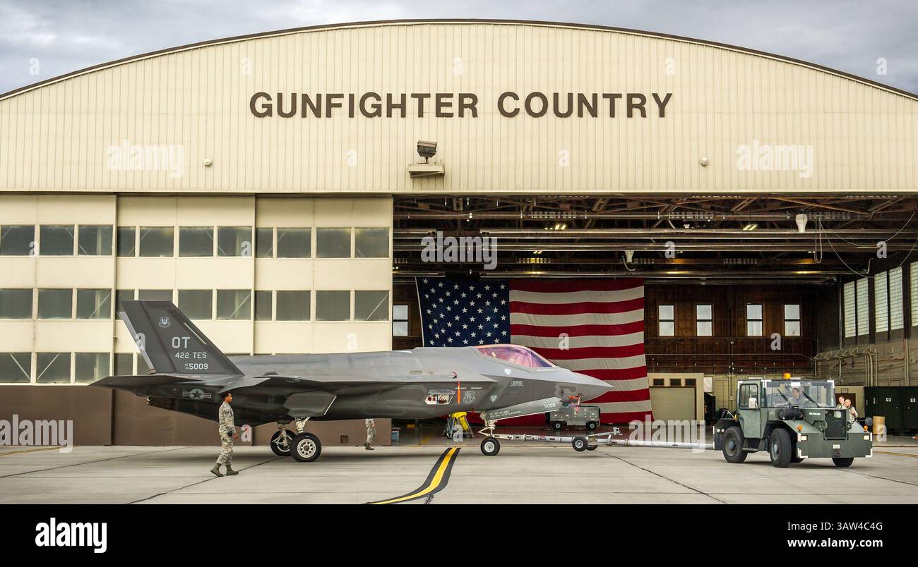 19. Februar 2016: Boise, Idaho, Vereinigte Staaten von Amerika - Ein F-35A Lightening II Stealth Kampfflugzeug der US Air Force mit der 31st Test and Evaluation Squadron wird am 19. Februar 2016 in der Nähe von Boise, Idaho, zum Hänger der Mountain Home Air Force Base abgeschleppt. (Bild: © J.M. Eddins Jr/Planet Pix via ZUMA Wire) Stockfoto