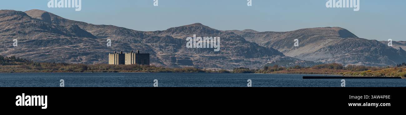 Panoramablick auf das Kernkraftwerk Trawsfynydd über den See Trawsfynydd mit Wasserdamm und Bergen im Hintergrund Stockfoto