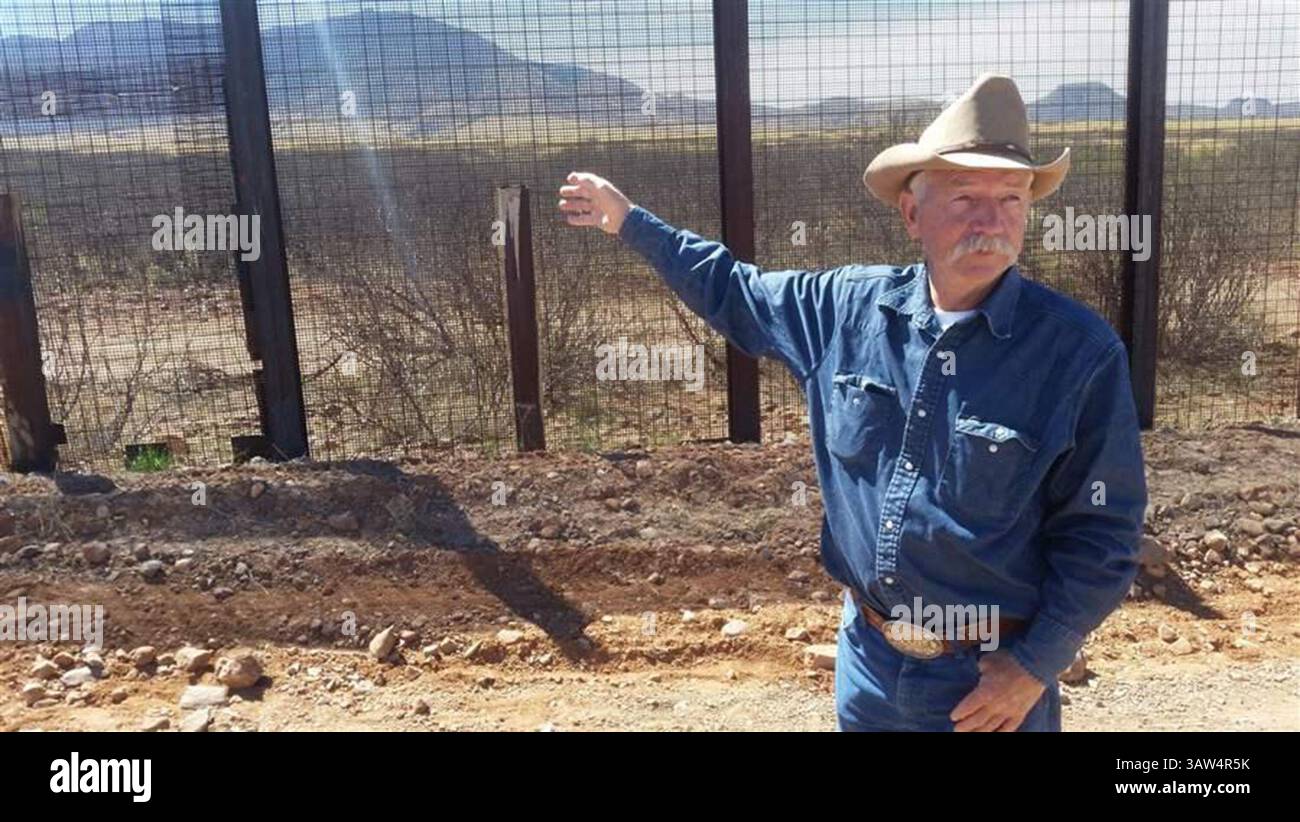 30. März 2016 – Naco, AZ, USA – John Ladd steht an der Straße, die seine Rinderfarm von der Grenze zwischen den USA und Mexiko in Naco, Ariz, trennt Während der Zustrom illegaler Einwanderer über die Südwestgrenze weitgehend zurückgegangen ist, stehen die staaten vor anderen Sicherheitsproblemen. (Bild: © Jen Fifield/TNS via ZUMA Wire) Stockfoto