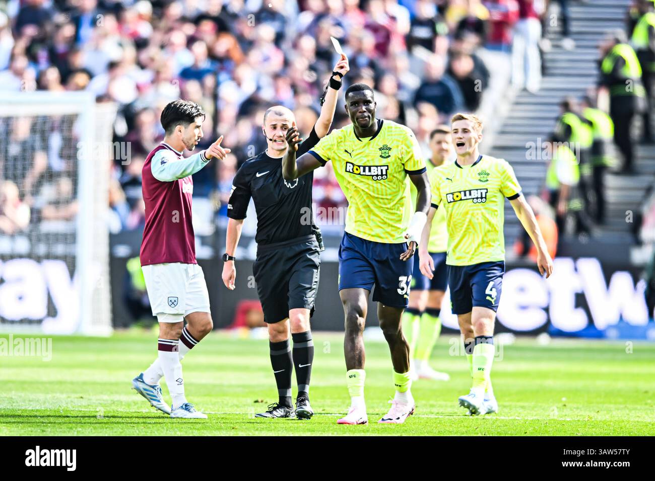 London Stadium, Stratford am Samstag, den 19. April 2025. Paul Onuachu (32 Southampton) erhält eine gelbe Karte während des Premier League-Spiels zwischen West Ham United und Southampton im London Stadium, Stratford, am Samstag, den 19. April 2025. (Foto: Kevin Hodgson | MI News) Credit: MI News & Sport /Alamy Live News Stockfoto