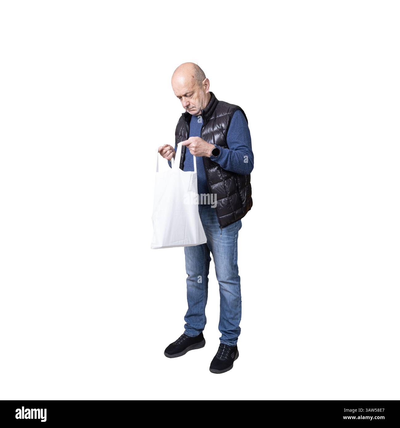 Ein Mann, der in eine Leinentasche auf transparentem Hintergrund schaut Stockfoto