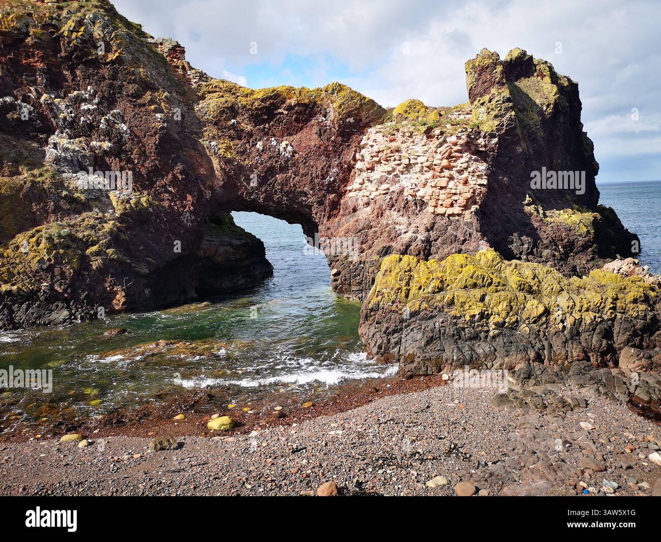 Großartiges Beispiel für Geographen eines Meeresbogens im Dunbar Harbour, East Lothian, Schottland unter den Ruinen von Dunbar Castle. Stockfoto