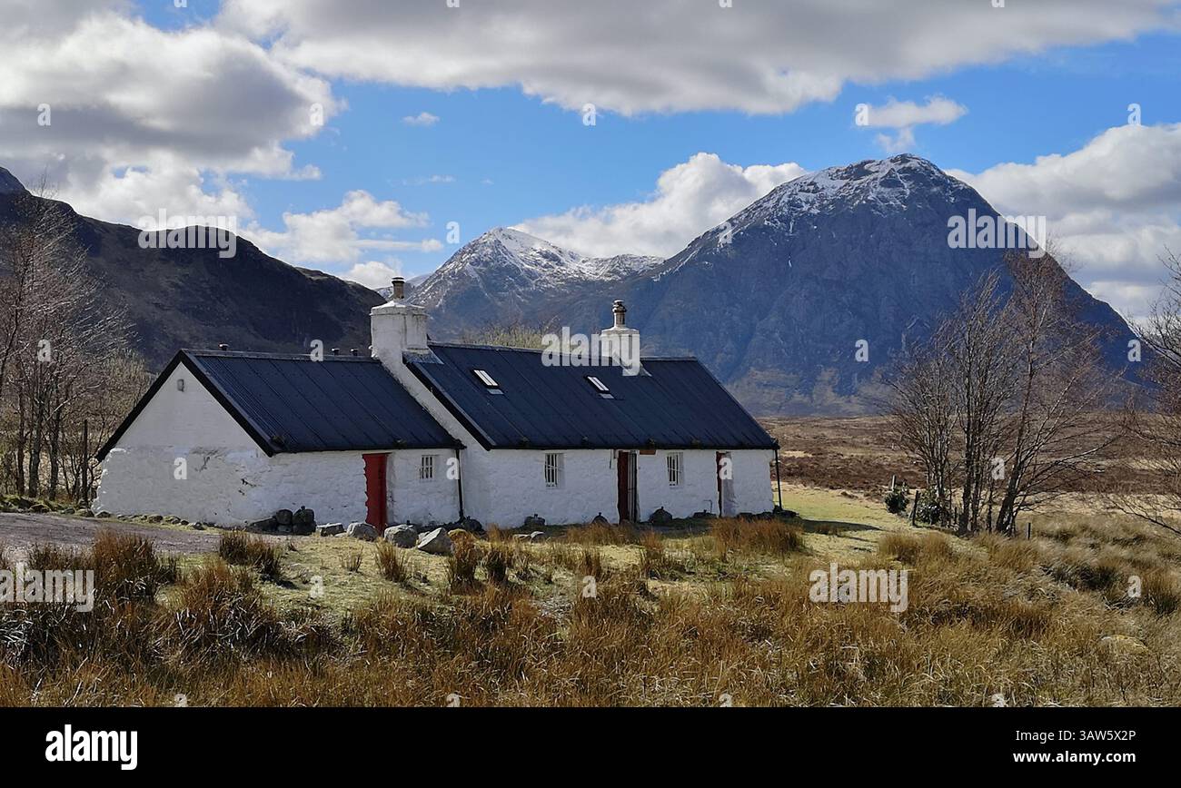 Blick auf den berühmten Berg Buachaille Etive Mòr in Glencoe Schottland und das Black Rock Cottage Stockfoto