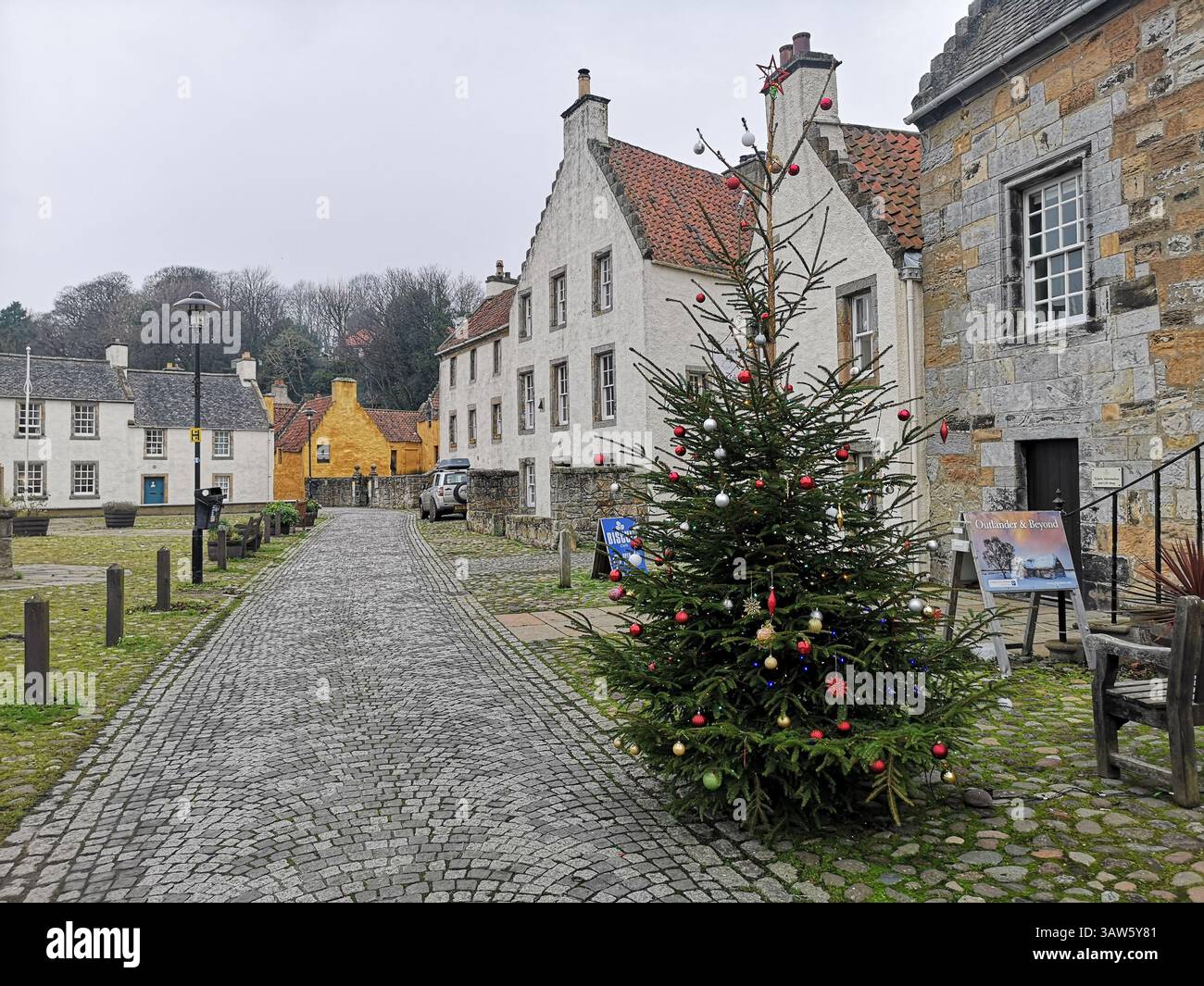 Culross, Fife, Schottland. Ein Beispiel für eine Burghof aus dem 17. Und 18. Jahrhundert mit malerischen Häusern, Kopfsteinpflasterstraßen, einem Marktkreuz und einer Abtei auf einem Hügel. - Smartphone-aufgenommenes Stockfoto