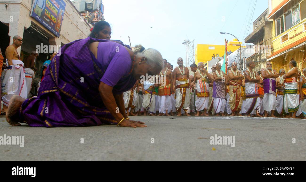 Religion & glaube der Sri Parthasarathi Perumal Tempel in Triplicane, Chennai, wird sein zehntägiges jährliches Brahmotsavam veranstalten, das das Autofestival, das Float Festival 2025, umfasst. Während des Festivals werden die Utsava-Idole in einer Prozession in verschiedenen Alankarams und auf verschiedenen Vahanamen hervorgebracht. Die Garuda Sevai wird aufgeführt. Die hinduistischen Gläubigen nahmen an der religiösen Prozession Teil, um das Wagenfest des Sri Parthasarathy Swamy Tempels, Triplicane, Chennai zu feiern. Chennai Triplicane Indien Copyright: XSeshadrixSukumarx Stockfoto Religion & glaube der Sri Parthasarathi Perumal Tempel in Triplicane, Chennai, wird sein zehntägiges jährliches Brahmotsavam veranstalten, das das Autofestival, das Float Festival 2025, umfasst. Während des Festivals werden die Utsava-Idole in einer Prozession in verschiedenen Alankarams und auf verschiedenen Vahanamen hervorgebracht. Die Garuda Sevai wird aufgeführt. Die hinduistischen Gläubigen nahmen an der religiösen Prozession Teil, um das Wagenfest des Sri Parthasarathy Swamy Tempels, Triplicane, Chennai zu feiern. Chennai Triplicane Indien Copyright: XSeshadrixSukumarx Stockfoto