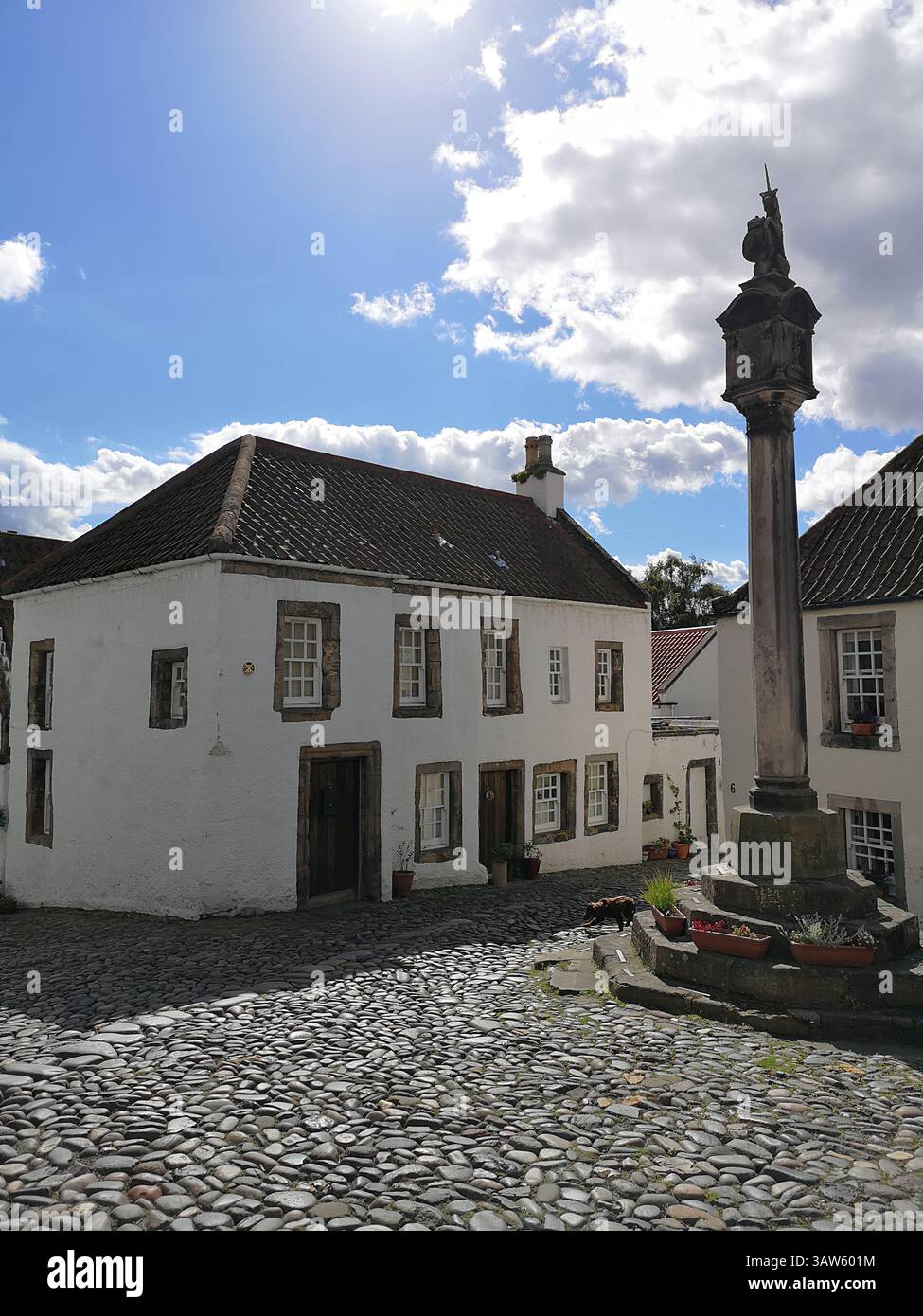 Culross, Fife, Schottland. Ein Beispiel für eine Burghof aus dem 17. Und 18. Jahrhundert mit malerischen Häusern, Kopfsteinpflasterstraßen, einem Marktkreuz und einer Abtei auf einem Hügel. - Smartphone-aufgenommenes Stockfoto
