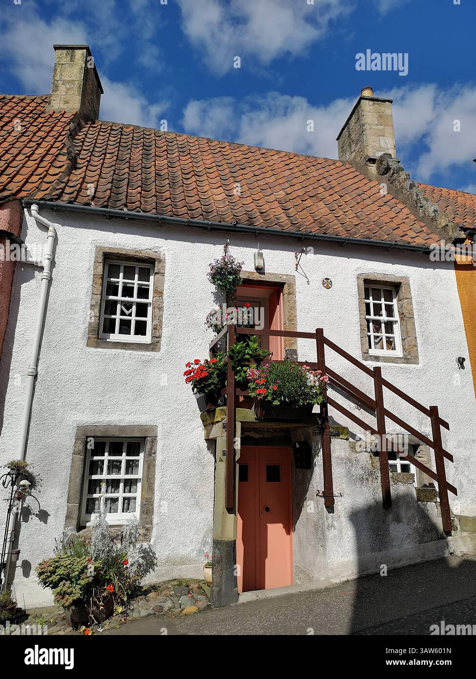 Culross, Fife, Schottland. Ein Beispiel für eine Burghof aus dem 17. Und 18. Jahrhundert mit malerischen Häusern, Kopfsteinpflasterstraßen, einem Marktkreuz und einer Abtei auf einem Hügel. - Smartphone-aufgenommenes Stockfoto