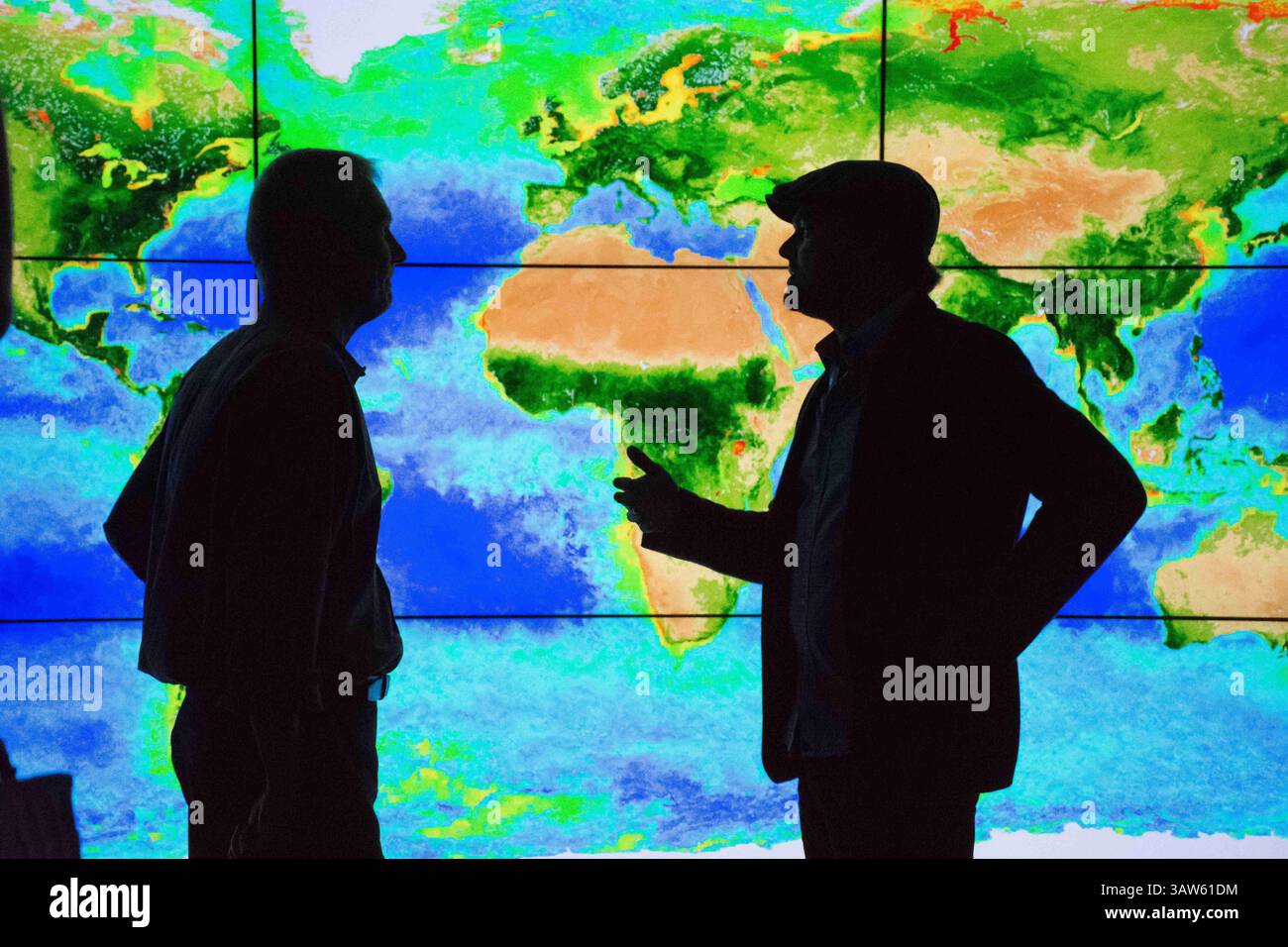 23. April 2016 – Greenbelt, MD, USA – der Schauspieler und Umweltaktivist Leonardo DiCaprio, rechts, sieht im Goddard Space Flight Center am 23. April 2016 in Greenbelt, Maryland, ein wandgroßes Display mit Klimadaten mit Dr. Piers Sellers. DiCaprio produziert derzeit einen Dokumentarfilm über den Klimawandel. (Bild: © Rebecca Roth/Planet Pix via ZUMA Wire) Stockfoto