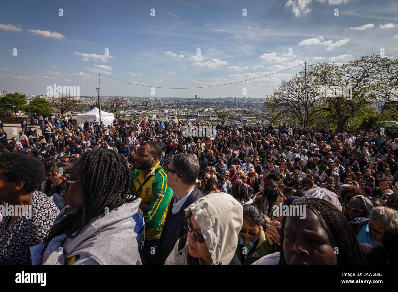 Paris, Frankreich. April 2025. Gläubige treffen sich auf dem Platz Louise Michel, um an der Meditation „Weg des Kreuzes“ während der Karfreitagsfeier in der Basilika Sacré Coeur teilzunehmen. Hunderte von Menschen nahmen am Karfreitag an den Feierlichkeiten zum Kreuzweg Teil, vom Place Louise Michel bis zur Basilika Sacré Coeur in Paris. Quelle: SOPA Images Limited/Alamy Live News Stockfoto