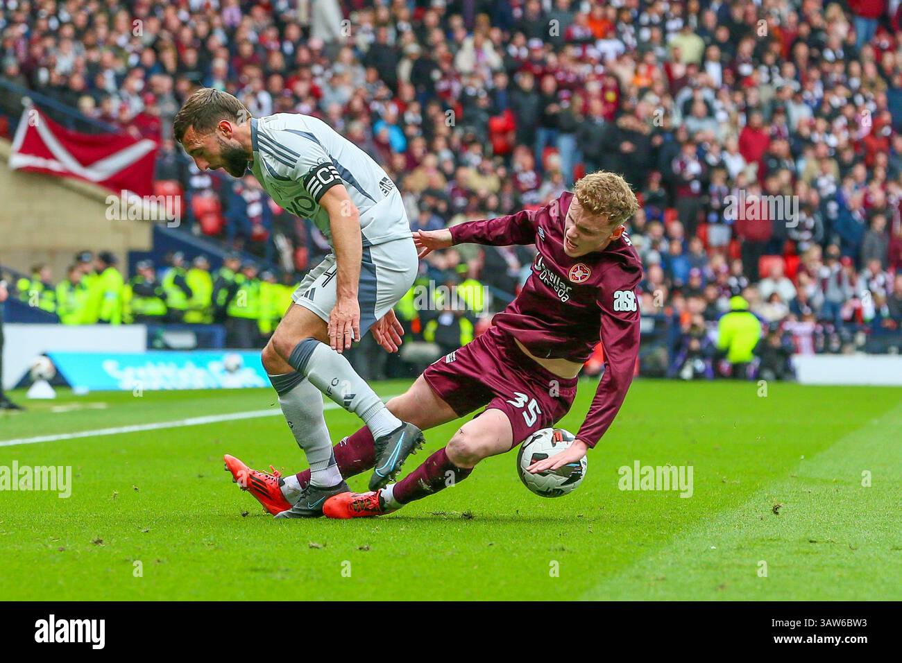 Glasgow, Großbritannien. April 2025. UK. Heart of Midlothian spielte Aberdeen im Halbfinale des Scottish Cup im Hampden Park, Glasgow Schottland. Das Ergebnis war Heart of Midlothian 1:2 Aberdeen. Aberdeen erzielte in 118 Minuten einen Treffer und erreichte das Finale. Graeme Shinnie (A4) und Adam Forrester (H35) treten um den Ball an. Quelle: Findlay/Alamy Live News Stockfoto