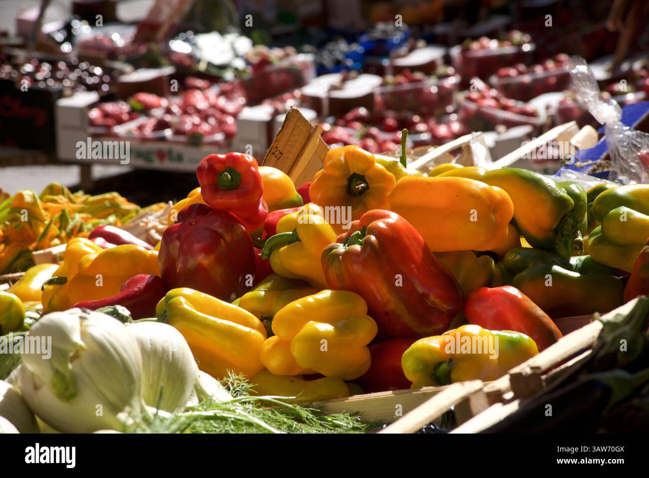 Gemüse zum Verkauf an einem Marktstand in Zentral-Neapel, Italien. Stockfoto