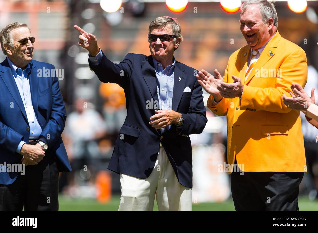 16. April 2016: Steve Spurrier Spurrier, ehemaliger Trainer von South Carolina, wurde 2016 als Empfänger der Neyland Trophy ausgezeichnet, bevor die University of Tennessee Orange and White im Neyland Stadium in Knoxville, TN, Intrasquad Scrimmage erhielt. Tim Gangloff/CSM (Foto: © Fotograf: Tim Gangloff/CSM via ZUMA Wire) Stockfoto