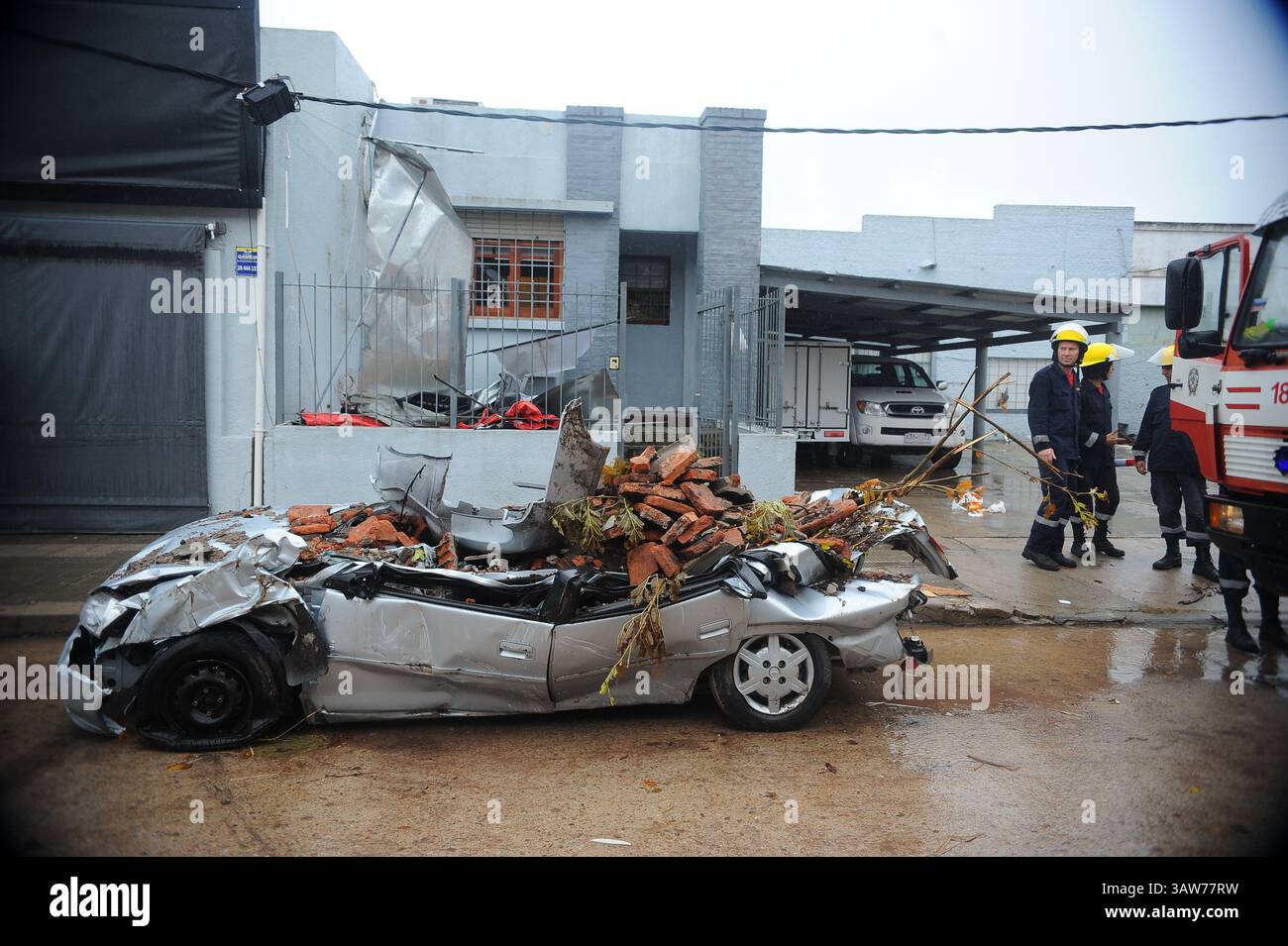 19. April 2016 - Uruguay - Autos destruidos por tornado que arraso con la ciudad de Dolores el pasado 15 de abril, Soriano, temporal, catastrofes, ND 20160419, foto Fernando Ponzetto (foto: © El Pais/GDA via ZUMA Wire) Stockfoto