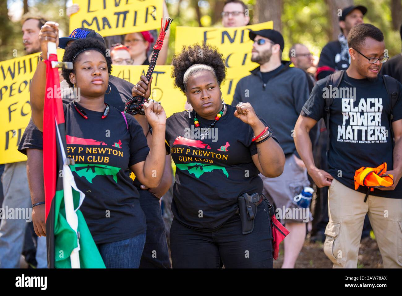 23. April 2016 - Stone Mountain, Georgia, USA - Mitglieder des Huey P. Newton Gun Clubs werden bei einer Anti-White-Supremacist-Kundgebung am Stone Mountain in Georgia gesehen. (Bild: © Steve Eberhardt via ZUMA Wire) Stockfoto