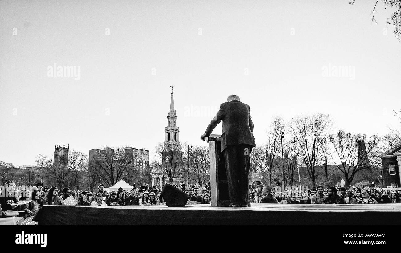 25. April 2016 – New Haven, Connecticut, USA – 24. April 2016: Der demokratische Präsidentschaftskandidat BERNIE SANDERS spricht mit Unterstützern bei einer Wahlkampfveranstaltung auf dem Green von New Haven in New Haven, CT. (Kreditbild: © Bill Shettle via ZUMA Wire) Stockfoto