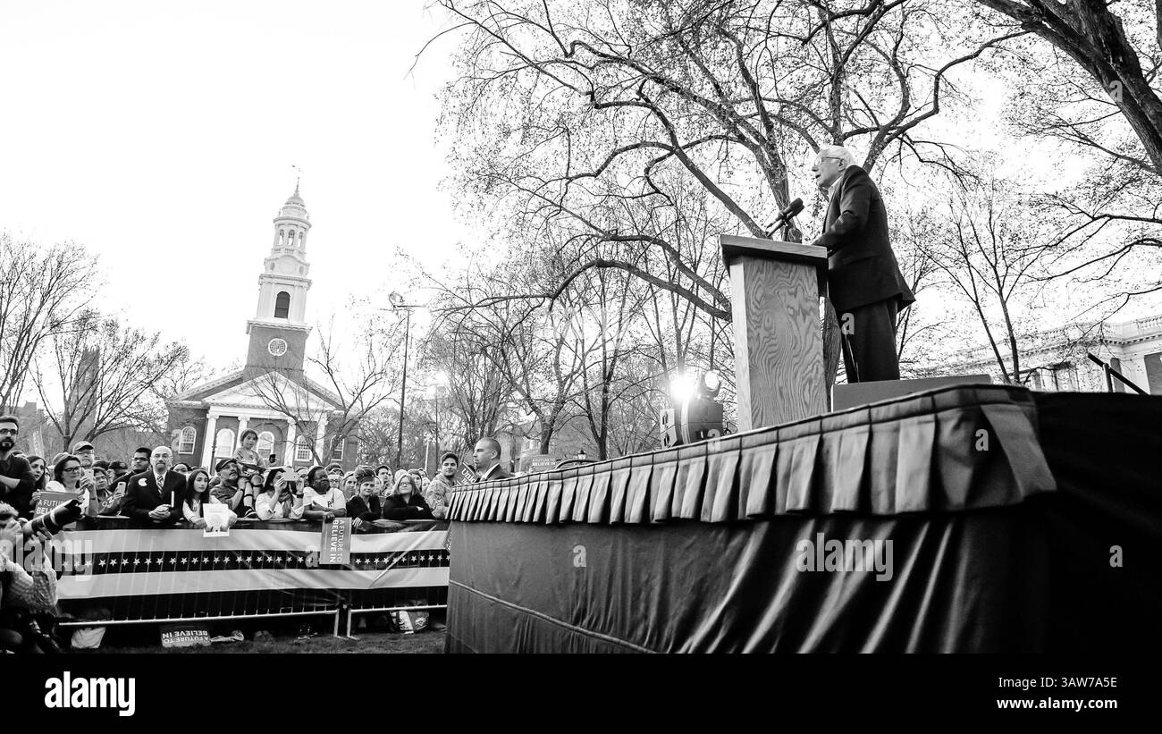 25. April 2016 – New Haven, Connecticut, USA – 24. April 2016: Der demokratische Präsidentschaftskandidat BERNIE SANDERS spricht mit Unterstützern bei einer Wahlkampfveranstaltung auf dem Green von New Haven in New Haven, CT. (Kreditbild: © Bill Shettle via ZUMA Wire) Stockfoto
