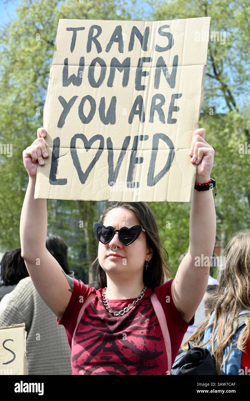 London, Großbritannien. Notfall-Trans-Rechte-Rallye auf dem Parliament Square. Trans-Rights-Aktivisten versammelten sich auf dem Parlamentsplatz, um gegen das Urteil des Obersten Gerichtshofs in dieser Woche über die Definition einer Frau zu protestieren. Quelle: michael melia/Alamy Live News Stockfoto