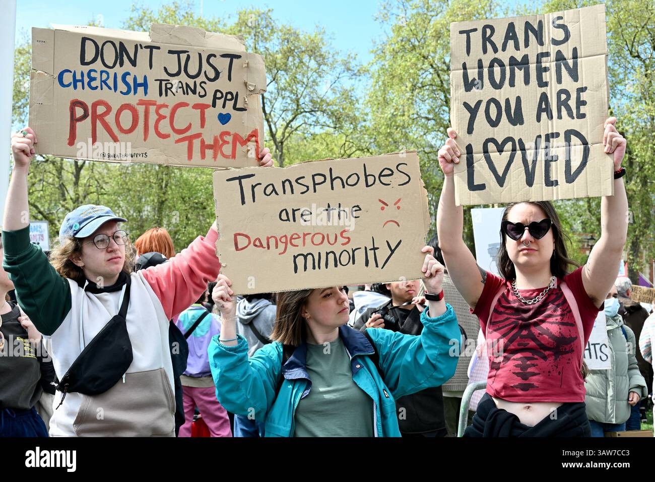 London, Großbritannien. Notfall-Trans-Rechte-Rallye auf dem Parliament Square. Trans-Rights-Aktivisten versammelten sich auf dem Parlamentsplatz, um gegen das Urteil des Obersten Gerichtshofs in dieser Woche über die Definition einer Frau zu protestieren. Quelle: michael melia/Alamy Live News Stockfoto