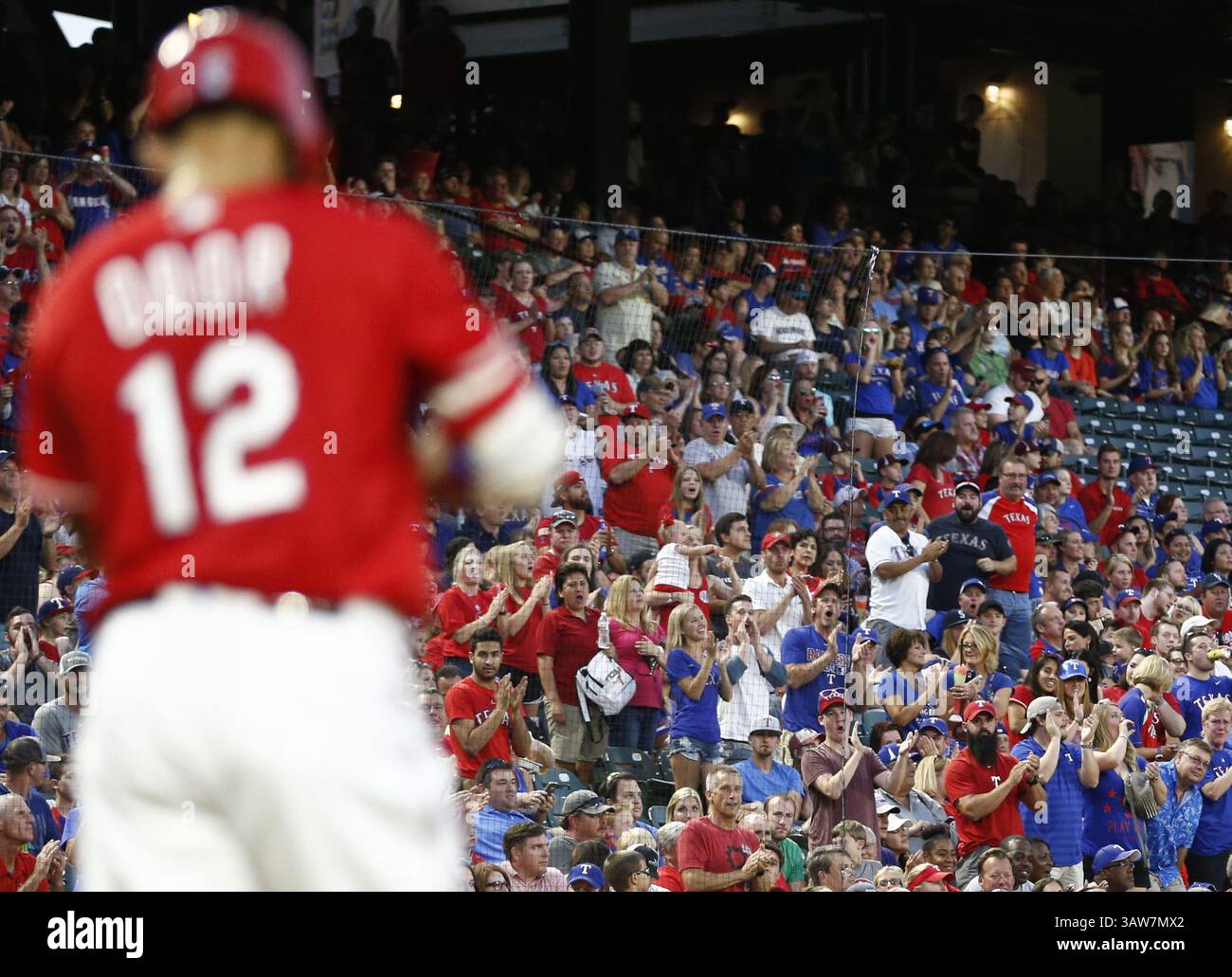 4. Juni 2016 – Arlington, TX, USA – Fans stehen und applaudieren, als der zweite Baseman Rougned Odor (12) der Texas Rangers vor seinem ersten at-bat-Spiel eingeführt wird, nachdem er am Samstag, den 4. Juni 2016, im Globe Life Park in Arlington, Texas von einer sieben-Spiel-Suspendierung zurückkehrte. (Bild: © Jim Cowsert/TNS via ZUMA Wire) Stockfoto